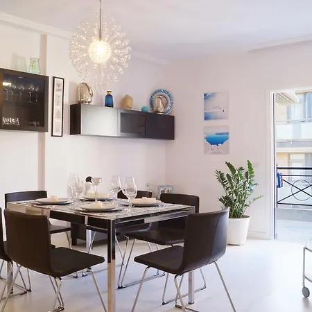 Comfortable 2 Bedroom Terrace Apartment Beach & Center 4 Guests Apartmán