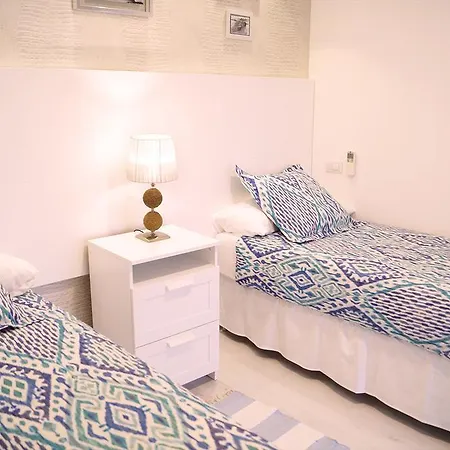 Comfortable 2 Bedroom Terrace Apartment Beach & Center 4 Guests