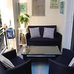 Comfortable 2 Bedroom Terrace Apartment Beach & Center 4 Guests Διαμέρισμα *